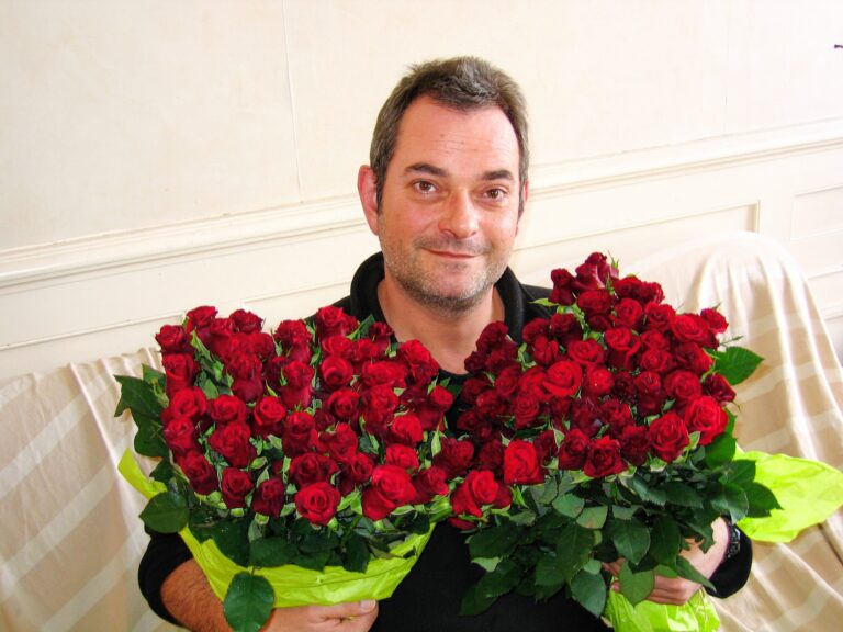 Une admiratrice m&rsquo;envoie un énorme bouquet de roses rouges!