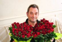 Une admiratrice m’envoie un énorme bouquet de roses rouges!